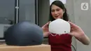 Model menunjukan LG PuriCare Wearable Air Purifier keluaran LG Electronics Indonesia saat peluncurannya di Jakarta, Kamis (19/8/2021). Masker pemurni udara diklaim bisa menyaring partikel PM 2.5 di sekitar dengan efektivitas 99,95 persen membuat udara menjadi lebih bersih. (Liputan6.com/LG)