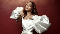 Tak hanya punya suara emas, pemilik nama lengkap Novia Noval Bachmid ini juga punya pesona yang khas. Tak heran jika ia kerap jadi model langganan fotografer ternama. Kali ini, Novia Bachmid tampil menawan memakai dress berwarna putih lengkap dengan aksesoris di kepala(Liputan6.com/IG/@noviabachmid)