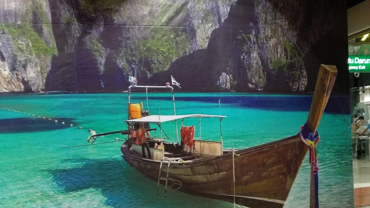 Klarifikasi Kemenpar soal Insiden Salah Pasang Foto Raja Ampat di Bandara Soetta