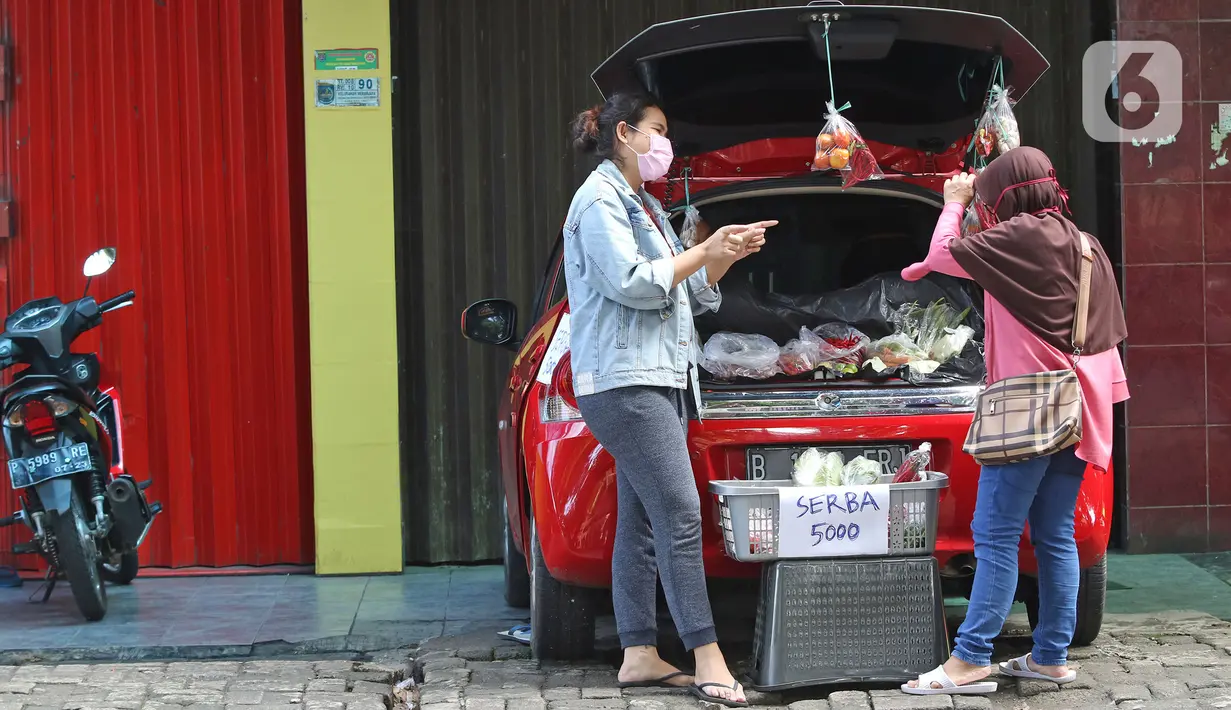 Cynthia (28) mahasiswi perguruan tinggi swasta (kiri) melayani calon pembeli di Jalan Santosa, Depok, Jawa Barat, Kamis (21/5/2020). Cynthia menggunakan mobil pribadinya sebagai lapak berjualan berbagai macam sayuran dengan harga serba Rp 5.000. (Liputan6.com/Herman Zakharia)