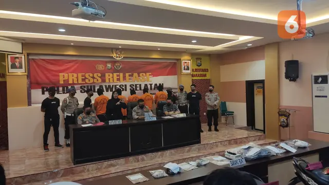 Konferensi pers kasus pembunuhan pegawai dishub Makassar (Liputan6.com/Fauzan)
