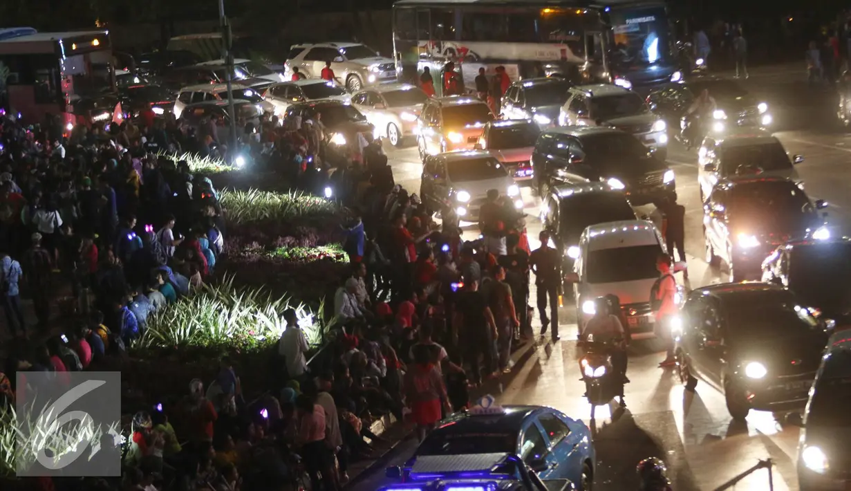 Sejumlah warga memadati kawasan Bundaran HI di Jakarta, Sabtu (31/12). Car free night (CFN) yang rencananya akan digelar di kawasan Sudirman-Thamrin untuk merayakan pergantian tahun dibatalkan oleh Pemprov DKI Jakarta. (Liputan6.com/Immanuel Antonius)