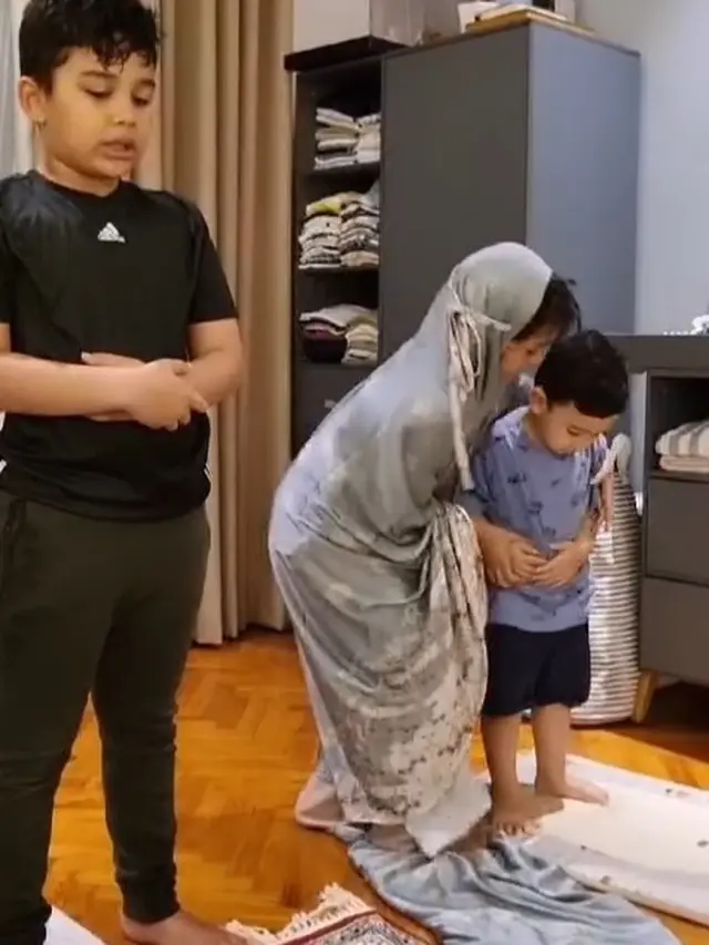 Anak Shiren dan Zaskia salat jamaah (Instagran/zaskiasungkar15)