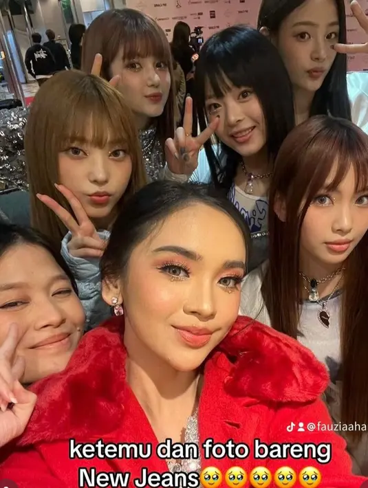 Keduanya pun sempat berfoto bersama idol grup Korea, New Jeans. Tampak Lyodra mengenakan jaket merahnya. [@fauziaahanum]