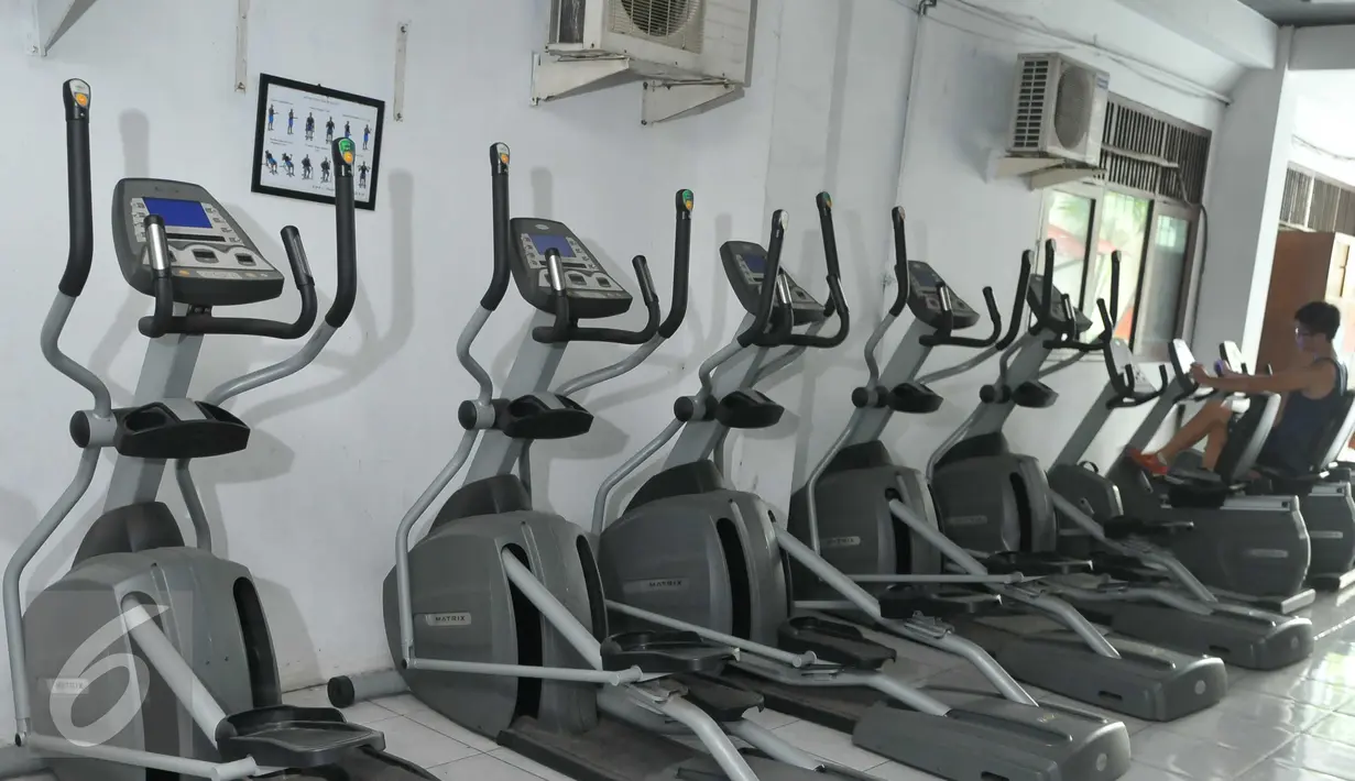 Sejumlah alat fitnes berada di SMA Negeri 2 Tamansari, Jakarta Barat, Kamis (14/4). Alat fitnes tersebut diadakan untuk memfasilitasi siswa saat musim hujan. (Liputan6.com/Gempur M Surya)