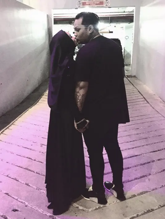 "Sampai mati." Tulis Virgoun sebagai keterangan foto saat keduanya saling berciuman. Foto kemesraan keduanya itu juga mendapat beragam komentar dari pengikut instagramnya. (Instagram/virgoun_)