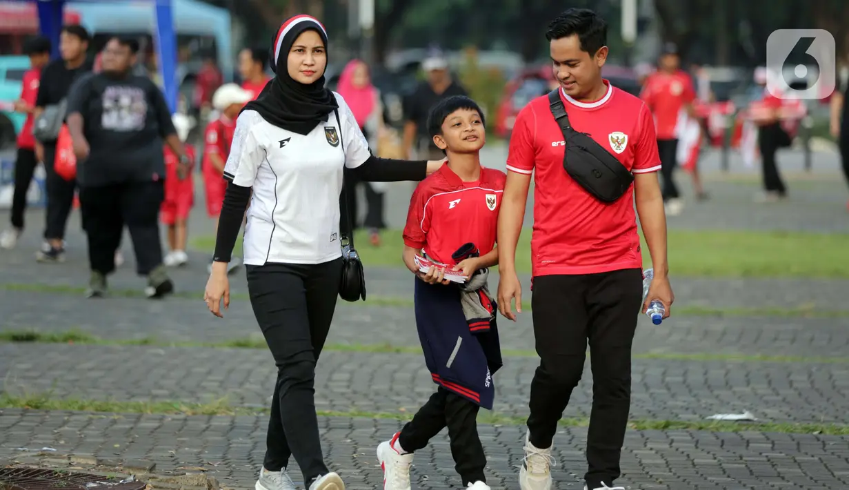 Beberapa di antara mereka datang bersama keluarga dengan membawa serta anak-anak. (Liputan6.com/Helmi Fithriansyah)