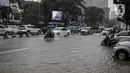 Sejumlah kendaraan melintasi genangan air di Jalan Medan Merdeka Timur, Jakarta, Jumat (24/1/2020). Hujan deras yang mengguyur Jakarta sejak pagi tadi mengakibatkan genangan air di Jalan Medan Merdeka Timur. (Liputan6.com/Faizal Fanani)