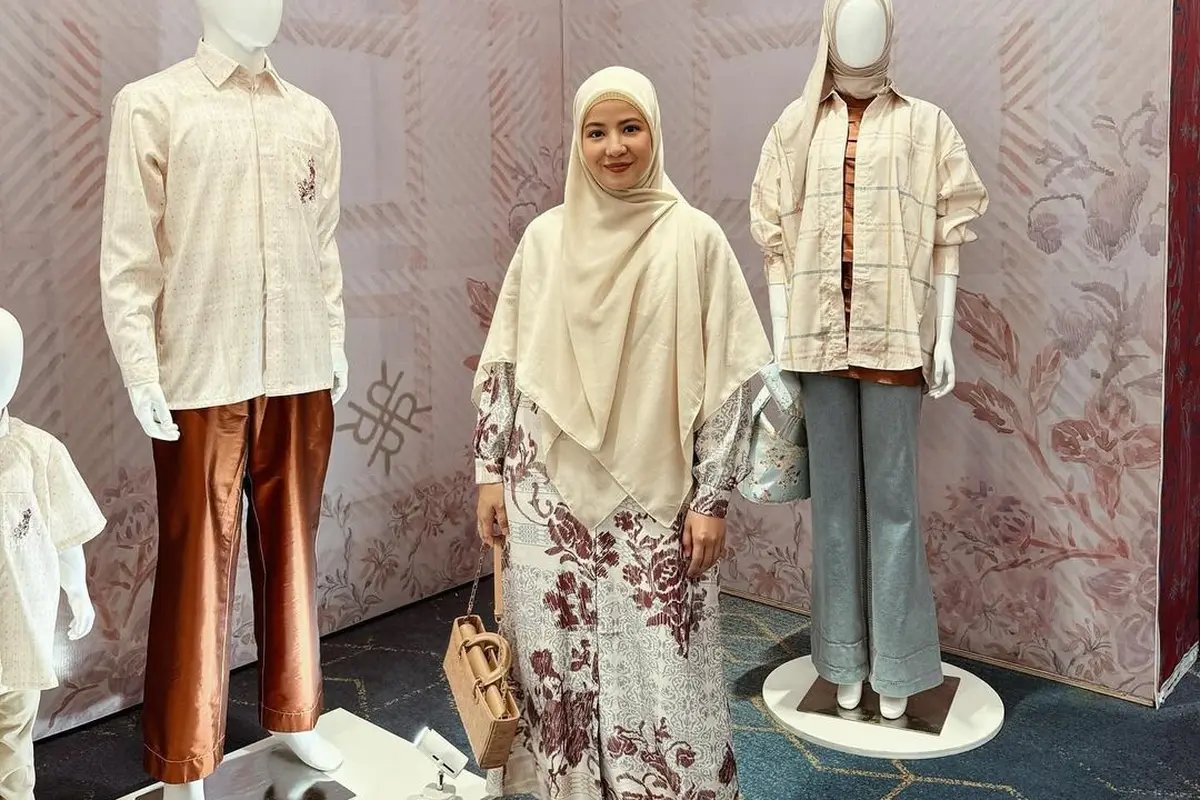 6 Gaya Padu Padan Gamis ala Natasha Rizky, Bisa Stylish dan Syar'i Sekaligus