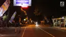 Suasana Jalan Kaliurang km 9.5, Ngaglik, Yogyakarta, Sabtu (14/7) malam. Sebelumnya terjadi baku tembak antara polisi dan orang atau kelompok yang belum diketahui terjadi sekitar pukul 17.00 WIB. (Liputan6.com/Helmi Fithriansyah)