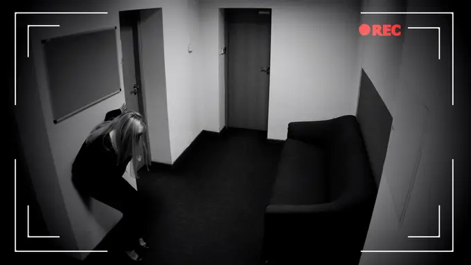 Ngeri! Viral Rekaman CCTV Seorang Perempuan Diganggu Mahkluk Tak Kasat Mata