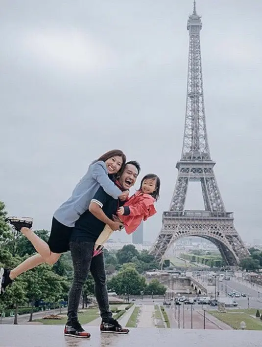 Keluarga kecil ini terlihat begitu bahagia saat berpose di depan menara Eiffel. Ruben Onsu tampak berpose dengan menggendong Sarwendah dan Thalia. (Foto: instagram.com/ruben_onsu)