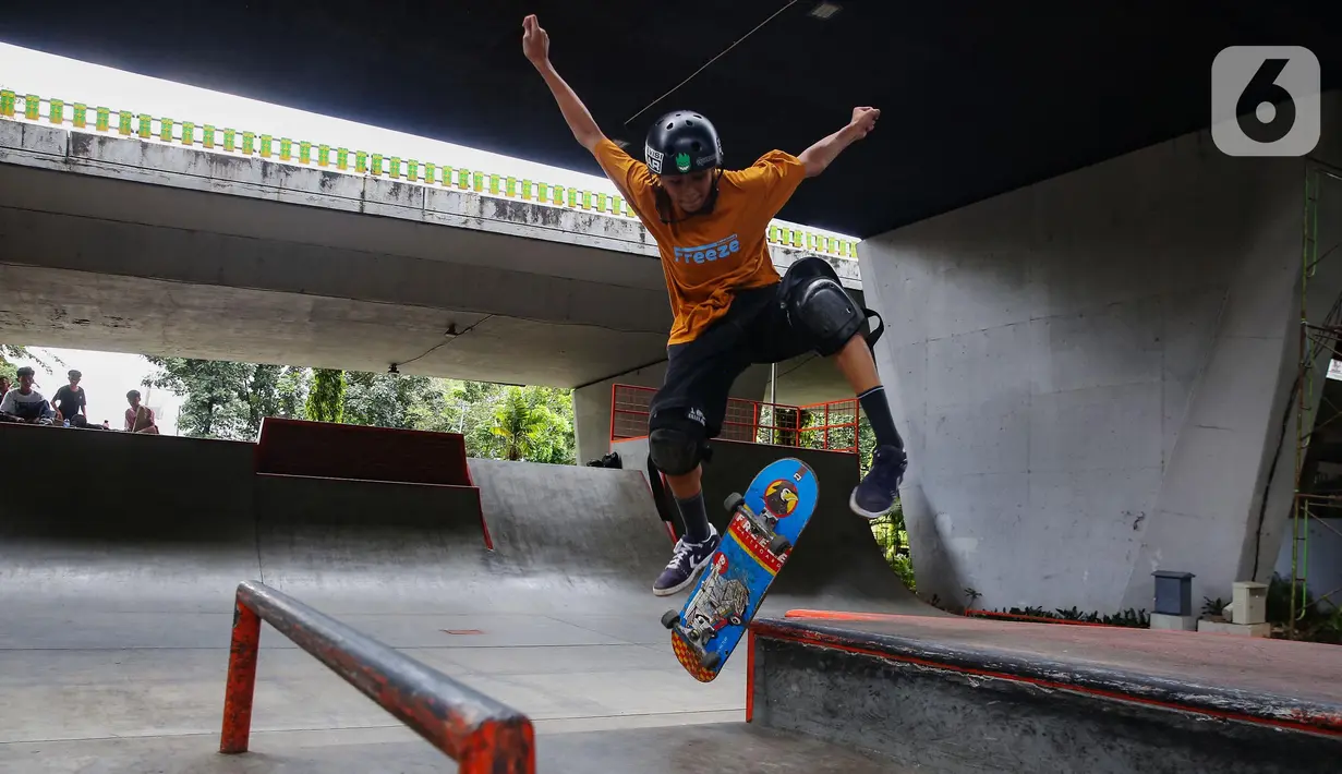 Salah satu remaja saat bermain papan seluncur alias skateboard di taman seluncur (skatepark) dan lintasan sepeda BMX di kolong jalan layang tol dalam kota, Slipi, Jakarta, Selasa (13/5/2025). (detikai.com/Angga Yuniar)