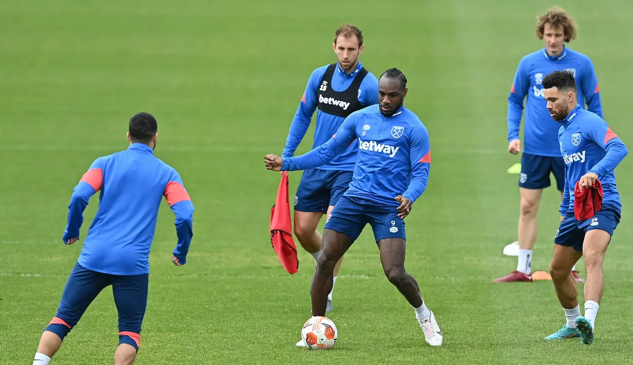 Bek West Ham United Craig Dawson dan Michail Antonio menghadiri sesi latihan di tempat latihan West Ham United di London timur, Rabu (13/4/2022). West Ham akan bertandang ke markas Lyon pada leg kedua perempat final Liga Europa di Stadion Groupama, 15 April dini hari WIB. (JUSTIN TALLIS/AFP)