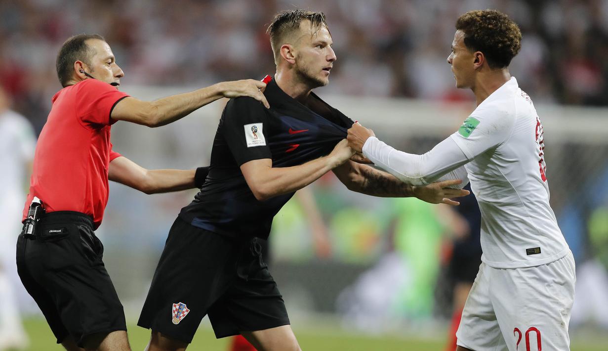 Gelandang Kroasia, Ivan Rakitic, bersitegang dengan gelandang Inggris, Dele Alli, pada laga semifinal Piala Dunia di Stadion Luzhniki, Rabu (11/7/2018). Kroasia menang 2-1 atas Inggris. (AP/Frank Augstein)