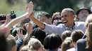 Perayaan Paskah Egg Roll di Gedung Putih berlangsung meriah,  Washington DC, Senin (6/4/2015). Tampak Obama disambut dengan penuh sukacita oleh warga Amerika. (Reuters/ Jonathan Ernst)