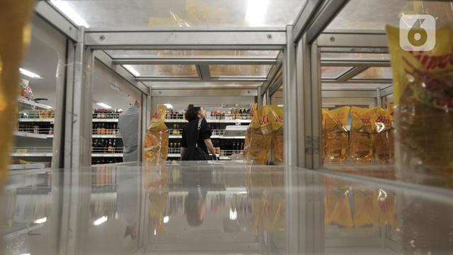 Warga Borong Sembako di Supermarket