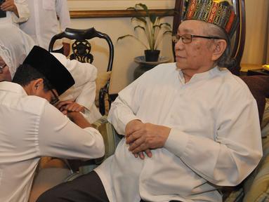 Calon Wakil Gubernur DKI, Sandiaga Uno sungkem dengan ibunya, Mien Uno di kediaman orangtuanya di Kebayoran Baru, Jakarta, Rabu (19/4). Sandiaga meminta doa restu sebelum menggunakan hak pilihnya pada Pilkada DKI 2017. (Liputan6.com/Helmi Afandi)