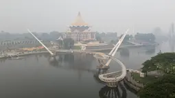 Foto udara memperlihatkan kabut asap menyelimuti kawasan di sekitar gedung Dewan Undangan Negeri Sarawak di Kuching, Malaysia, Selasa, 1 September 2026. (AFP)