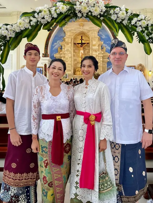 "Ganteng bget anaknya bibit unggul," tulis tuti_andriyah. "Salfok sama anak nya mbaa 😍 , sudah bujang," tulis sarah_vinara. "Geulis, Kasep, anaknya Guuaantteeeng.... 😍Kluarga idaman smg sll diberkahi." tulis tazkiazaqiyah. [Instagram/maudykoesnaedi]