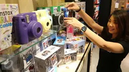 Seorang pramuniaga sedang menata produk dari URBAN REPUBLIC, Jakarta, Jumat (7/10). URBAN REPUBLIC menjual aneka produk dari gadget baru dengan aksesoris yang mewah hingga drone. (Liputan6.com/Angga Yuniar)