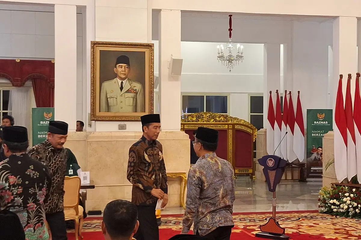 Presiden Joko Widodo (Jokowi) beserta Wakil Presiden Ma'ruf Amin membayarkan zakat melalui Badan Amil Zakat Nasional (BAZNAS) di Istana Negara Jakarta, Rabu (13/3/2024). (Liputan6.com/Lizsa Egeham)
