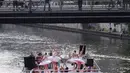 Anggota Staatsballett Berlin menari di atas kapal pesiar selama tur melalui pusat kota di Berlin, Jerman, Kamis (10/6/2021). Pertunjukan itu diikuti oleh banyak orang di sepanjang rute. (Paul Zinken/dpa via AP)