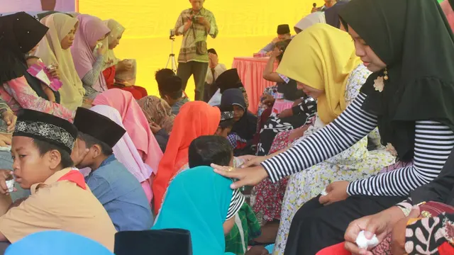 Isak Tangis Pecah Saat Siswa di Sumenep Basu Kaki Ibu