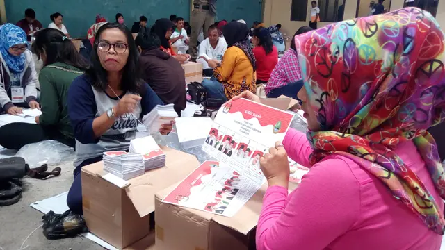 Proses Pelipatan Surat Suara Pilakada Jabar di Garut