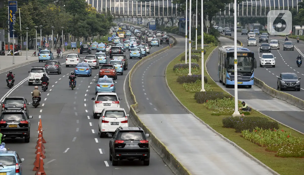 Sejumlah kendaraan melintas di Jalan Sudirman, Jakarta, Senin (8/6/2020). Pemda DKI Jakarta menetapkan mulai dibuka transisi dari aktivitas masyarakat kegiatan perkantoran dan bisnis. (merdeka.com/Dwi Narwoko)