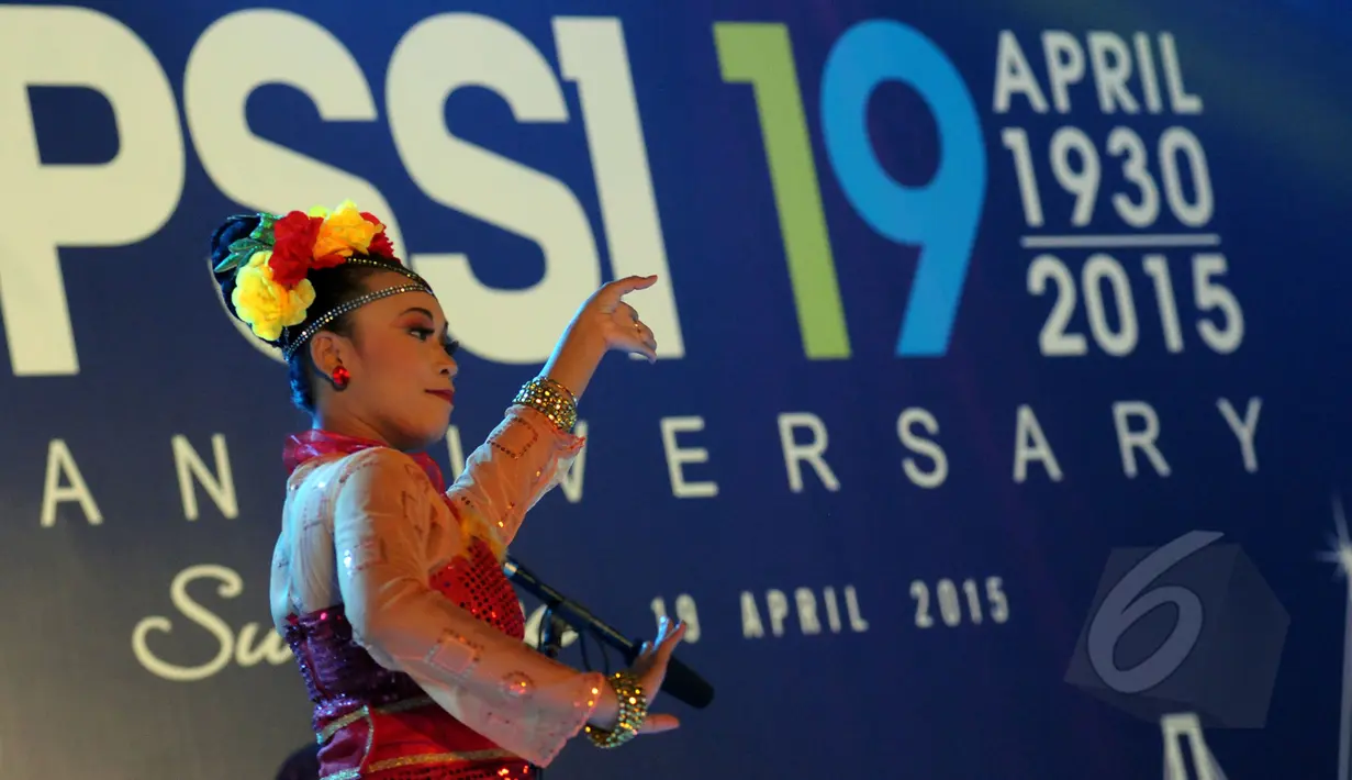 Perayaan ulang tahun PSSI ke-85 juga dimeriahkan dengan penampilan tarian khas daerah, Surabaya, Minggu (19/4/2015). Sebelumnya PSSI menggelar kongres untuk memilih Ketua/WakilKetua serta anggota komite eksekutif. (Liputan6.com/Helmi Fithriansyah)