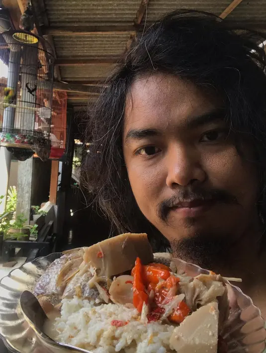 Tak cuma bermusik, Dodit juga gemar mencoba beberapa kuliner. Kesukaan terhadap kuliner, membuat pria kelahiran 30 Juni 1985 kerap mengunggah potret makanan yang akan dimakannya. (Liputan6.com/IG/@dodit_mul)