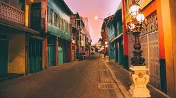 Sebelumnya direvitalisasi, Jalan Panggung lebih memiliki tampilan tempo dulu, namun kini Jalan Panggung telah disulap menjadi bangunan warna-warni. Pengecatan, pemasangan lampu hias klasik, dan pemasangan paving block membuat nuansa kolonial makin terasa. (Liputan6.com/IG/@surabaya)