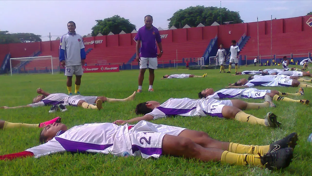 Pelatih Persik, Kas Hartadi, menggenjot fisik anak-asuhnya dengan latihan aerobik jelang lanjutan babak 16 besar ISC B 2016. (Bola.com/Robby Firly)