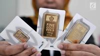 Wujud  emas  batangan yang dijual di gerai PT Aneka Tambang TBK (Antam), Jakarta, Senin (24/6/2019). Harga emas Antam naik Rp 3.500 per gram menjadi Rp 702.500 ribu per gram dari sebelumnya Rp 699 ribu per gram. (merdeka.com/Iqbal Nugroho)