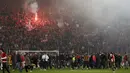 Para suporter Olympiakos turun ke lapangan merayakan kemenangan atas AC Milan pada laga Europa di Stadion Georgios Karaiskakis, Athena, Kamis (13/12). Olympiakos menang 3-1 atas AC Milan. (AP/Thanassis Stavrakis)