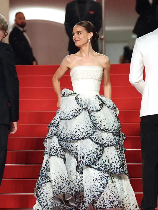 Penampilan Natalie Portman ini memang layak dipuji. Gaun putih dari Dior dengan aksen tumpuk pada bagian roknya ini memiliki detail princess gown, tanpa tali dan ia hanya menambahkan aksesori berupa anting, serta menggulung rambutnya rapi. Foto: Instagram.