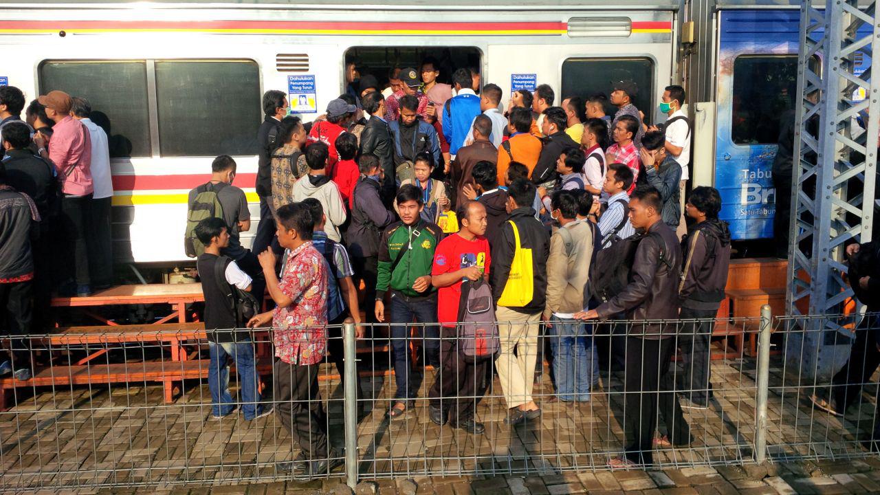 20160518-krl anjlok-jakarta-manggarai 2