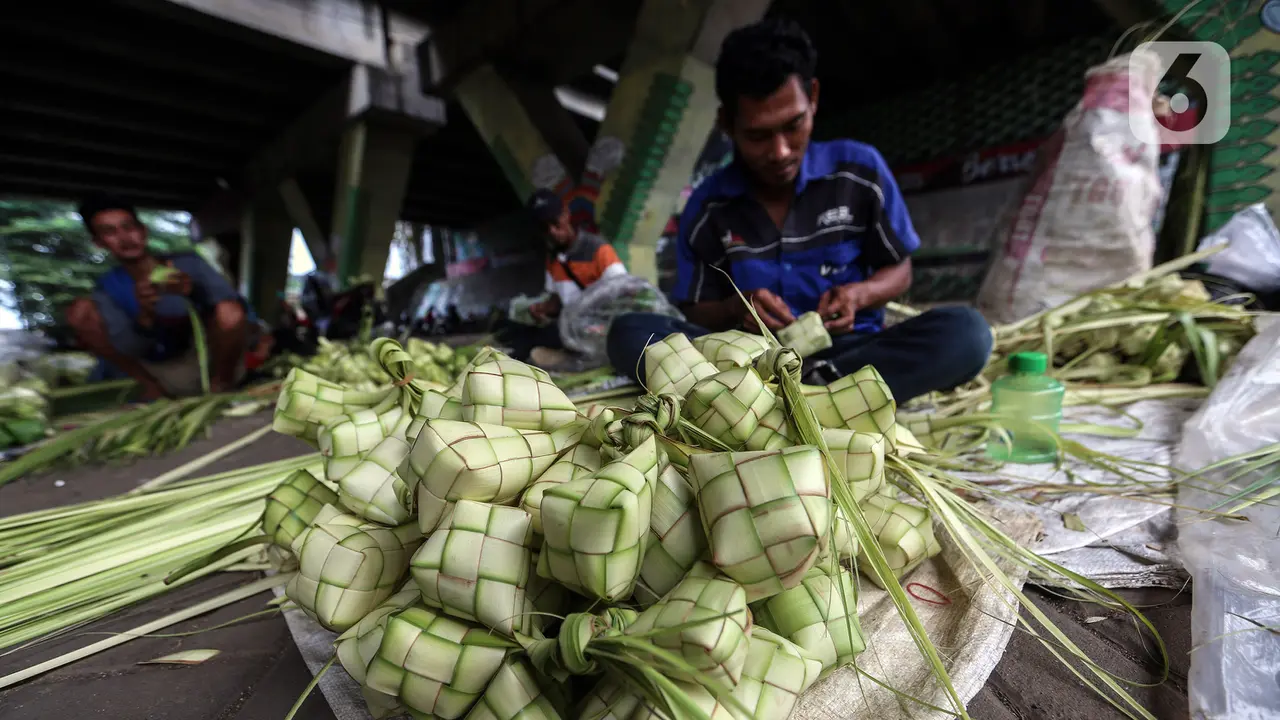 Dekati Lebaran Idul Fitri, Pedagang Kulit Ketupat Mulai Menjamur di Kawasan Pesanggrahan
