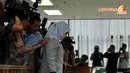 Chairunnisa tampak lesu saat memasuki ruang sidang Pengadilan Tipikor, Rabu (27/03/14) yang beragendakan pembacaan vonis Majelis Hakim (Liputan6.com/Johan Tallo)