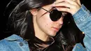 Melihat foto Kendall Jenner yang dipenuhi jerawat, seorang fans merasa senang. Bukan karena wajah idolanya tersebut menjadi kurang menarik, namun karena keberanian Kendall. (amyspagnola)