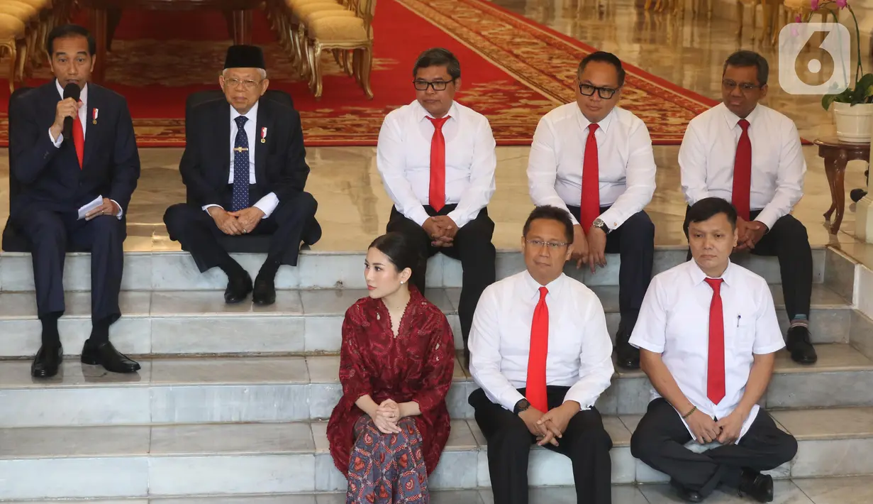 Presiden Joko Widodo didampingi Wapres Ma'ruf Amin memperkenalkan Wakil Menteri Kabinet Indonesia Maju di Istana Merdeka, Jakarta, Jumat (25/10/2019). Jokowi mengumumkan para wakil menterinya dengan cara lesehan di anak tangga di dalam Istana. (Liputan6.com/Angga Yuniar)
