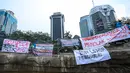 Mereka juga membawa atribut bendera dan spanduk. (Liputan6.com/Faizal Fanani)