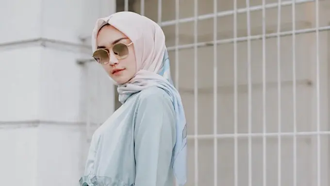 FOTO: Gaya Melody Prima saat Pakai Kacamata Hitam, Modis dan Stylish