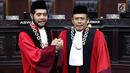 Ketua Mahkamah Konstitusi (MK) terpilih Anwar Usman (kiri) berjabat tangan dengan Wakil Ketua terpilih Aswanto usai acara pengucapan sumpah jabatan Ketua dan Wakil Ketua MK di gedung MK, Jakarta, Senin (2/4). (Liputan6.com/Immanuel Antonius)