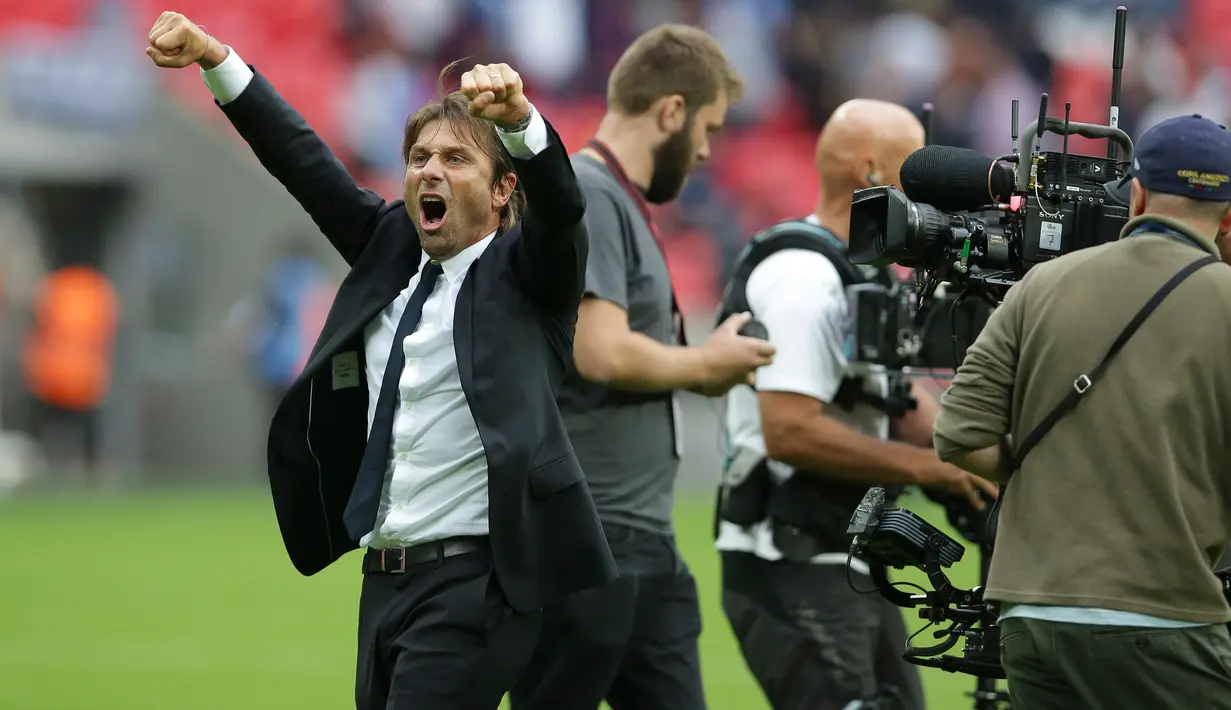 Pelatih Chelsea, Antonio Conte merayakan kemenangan setelah pertandingan melawan Tottenham Hostpur pada Liga Inggris di Stadion Wembley di London, (20/8). Chelsea menang atas Tottenham dengan skor 2-1. (AFP Photo/Ikimages/Daniel Leal-Olivas)
