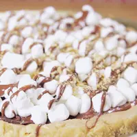 Rayakan akhir pekan dengan makan pizza biskuit bersama keluarga.