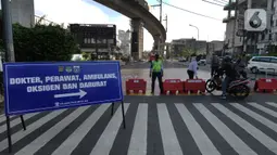 Polisi mengatur arus lalu lintas saat penyekatan masa PPKM Darurat di Perempatan Fatmawati, Jakarta, Senin (12/7/2021). Penyekatan berlangsung hingga pukul 10.00 WIB. (merdeka.com/Arie Basuki)