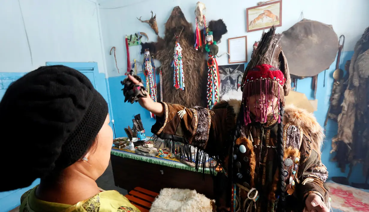 Seorang dukun melakukan ritual mengusir roh- roh jahat di tempat kediaman pelanggannya di Kota Kyzyl, Tuva, Siberia, Rusia, (3 /11). (REUTERS/Ilya Naymushin)