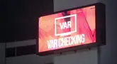 Tayangan layar 'Pemeriksaan VAR' saat pertandingan leg kedua semifinal championship series BRI Liga 1 2023/2024 antara Boreno FC melawan Madura United di Stadion Batakan, Balikpapan, Kalimantan, Minggu (19/05/2024). (Bola.com/Bagaskara Lazuardi)